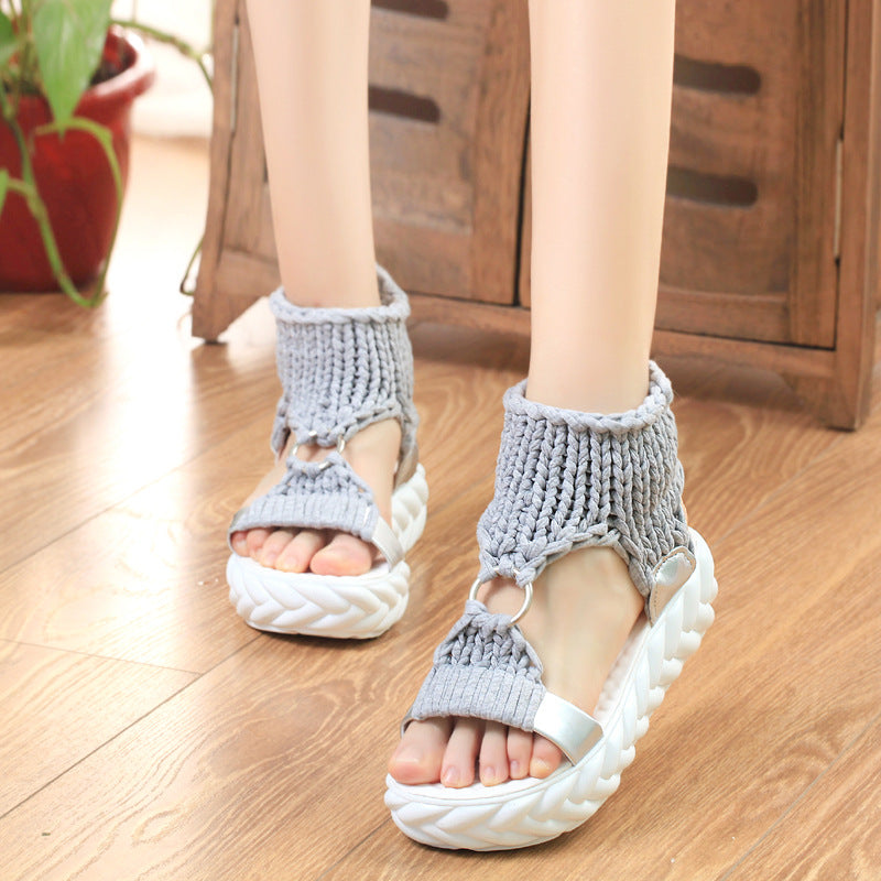 Sandales en laine tricotée